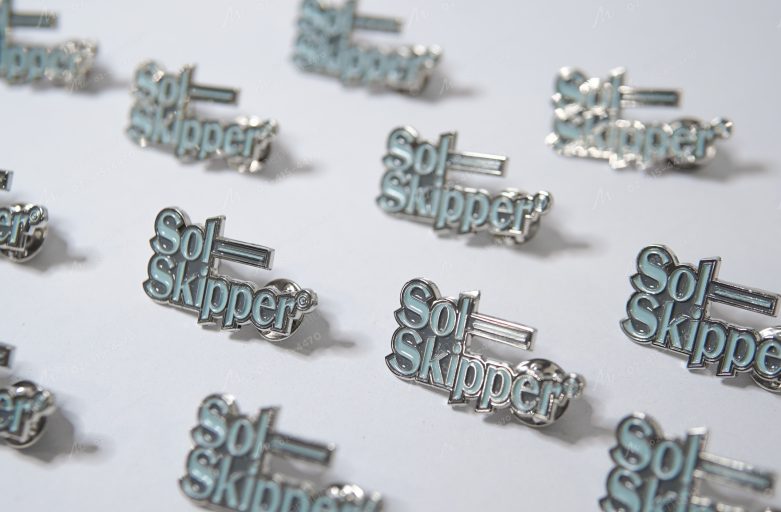 งานเข็มกลัดโลโก้ SOL SKIPPER แบบ 2 มิติ ลงสี Enamel